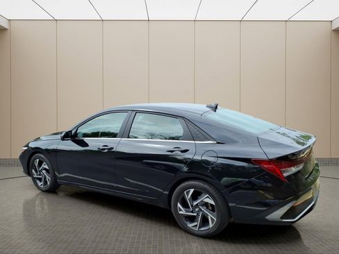 Certified 2024 Hyundai Elantra Limited FWD image 19