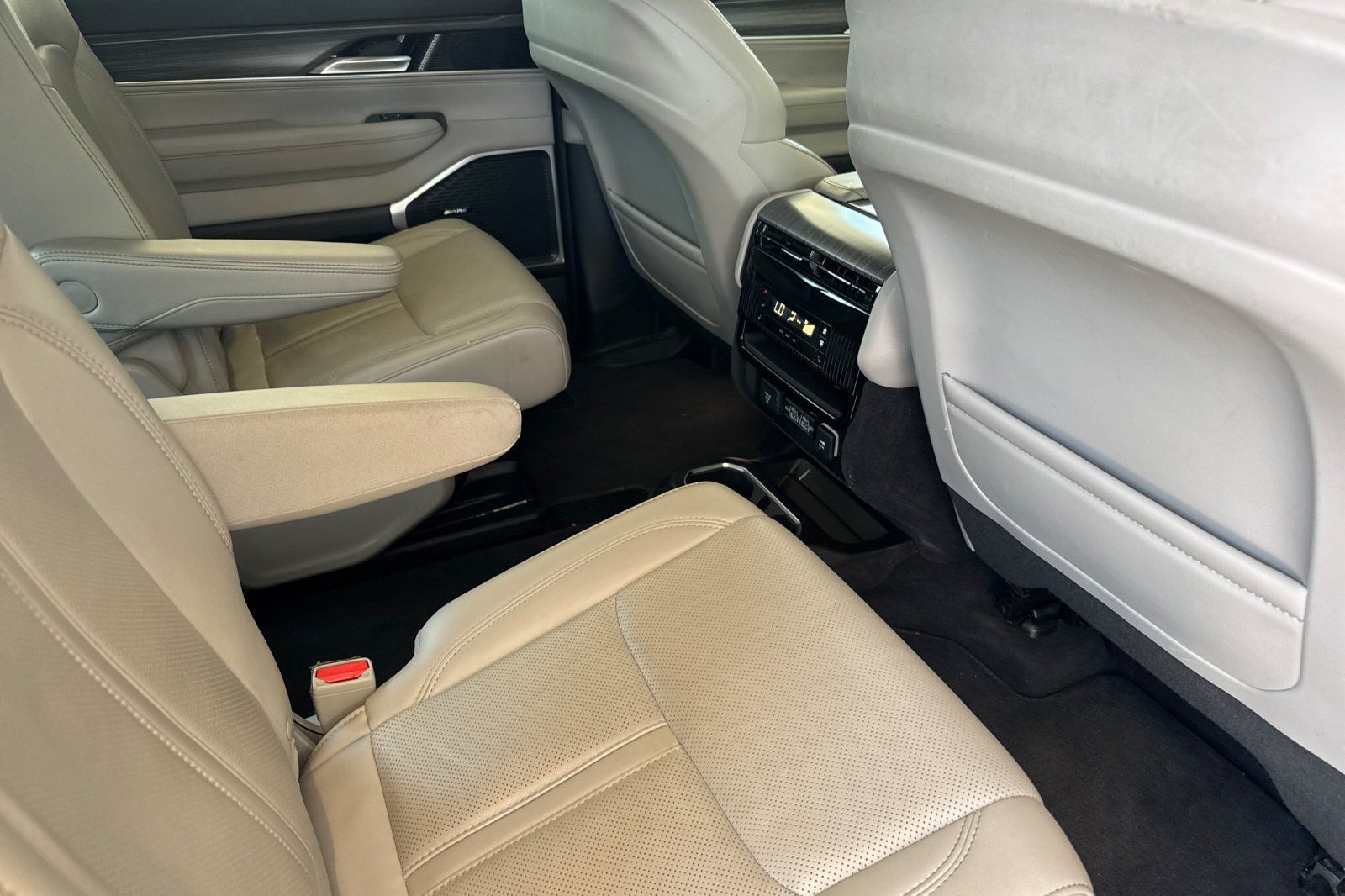 Used 2024 Jeep Wagoneer Series II AWD/4WD image 19