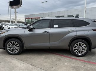 New 2025 Toyota Highlander Platinum video 2