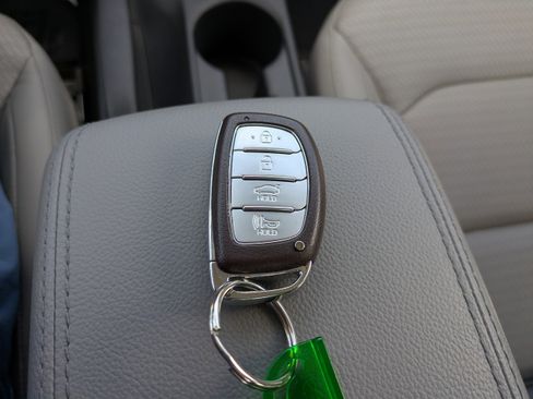 Used 2020 Hyundai Elantra Limited image 28