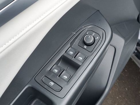 New 2026 Volkswagen Taos SE image 10