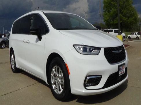 Certified 2025 Chrysler Pacifica Select FWD image 4
