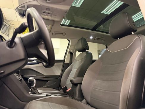 Used 2024 Volkswagen Taos SE w/ Panoramic Sunroof Package image 12