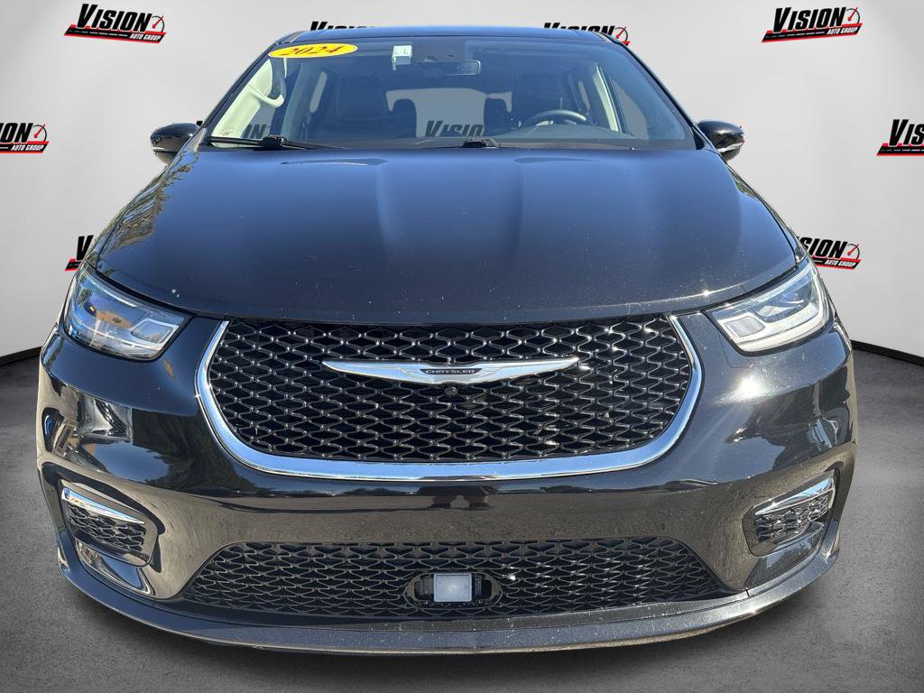 Used 2024 Chrysler Pacifica Touring-L FWD image 2