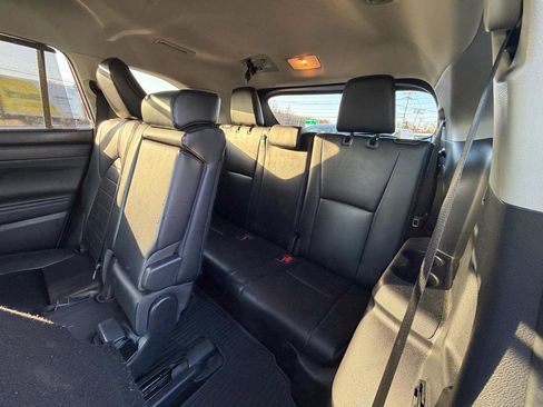 Used 2023 Toyota Highlander XLE image 28