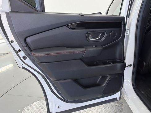 Used 2025 Honda Pilot TrailSport image 14