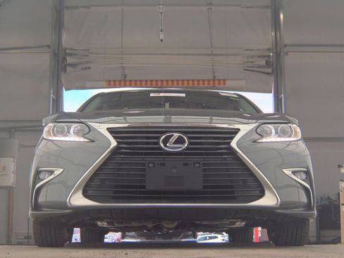 Used 2016 Lexus ES 350 w/ Navigation System Package image 4
