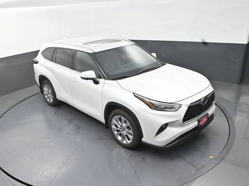 Certified 2025 Toyota Highlander Limited AWD/4WD image 24