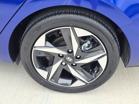 Certified 2023 Hyundai Elantra Limited FWD image 9