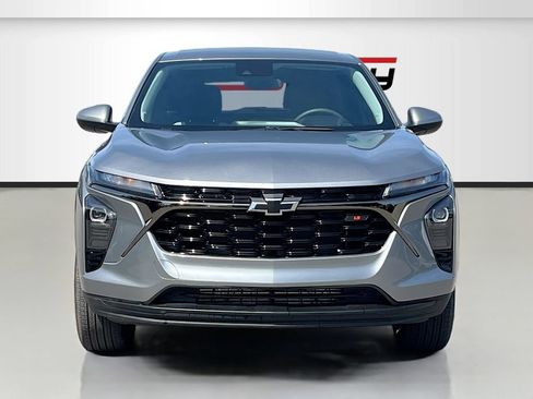 Used 2025 Chevrolet Trax LS w/ LS Convenience Package FWD image 2