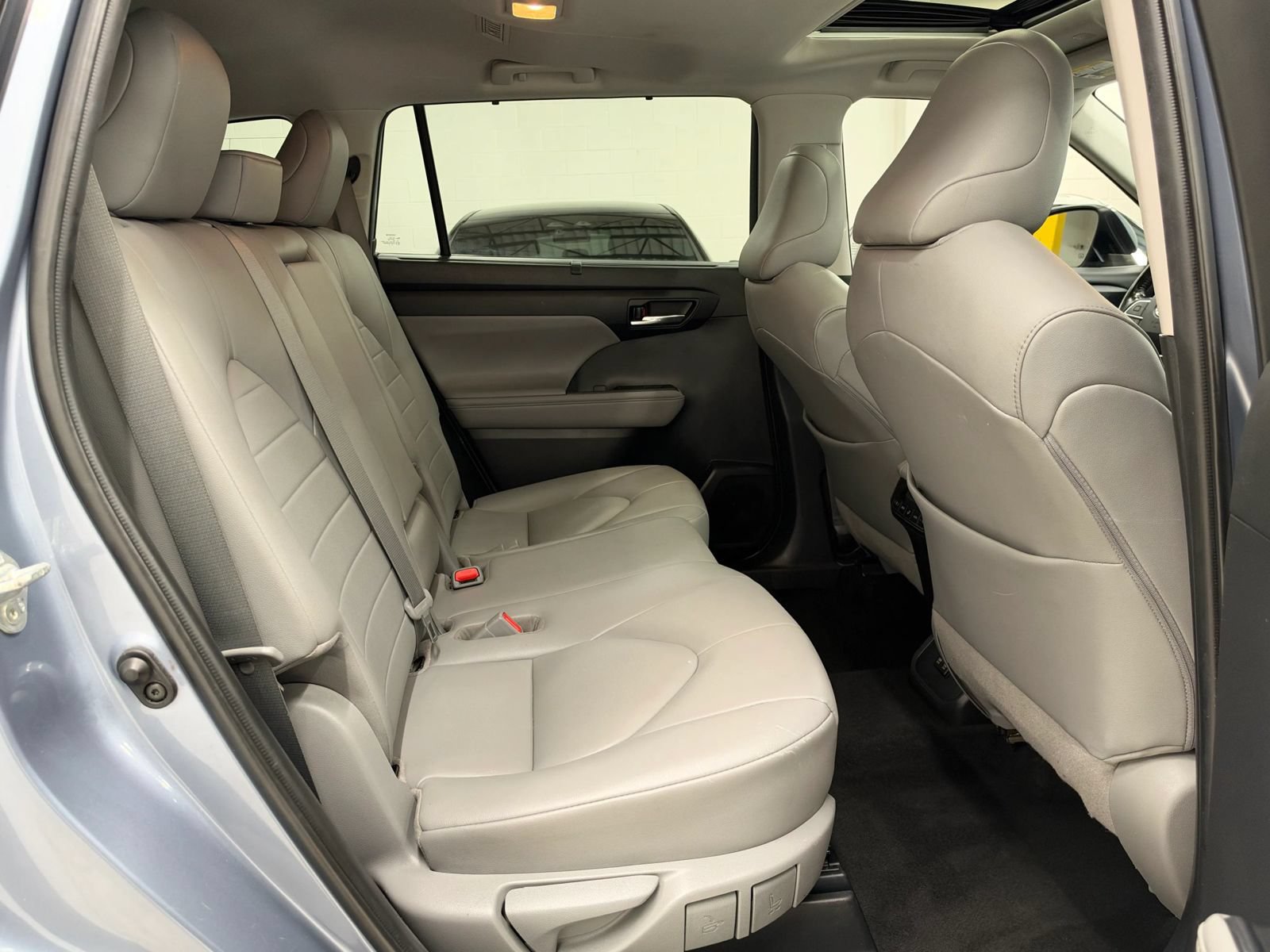 Used 2020 Toyota Highlander XLE AWD/4WD image 24