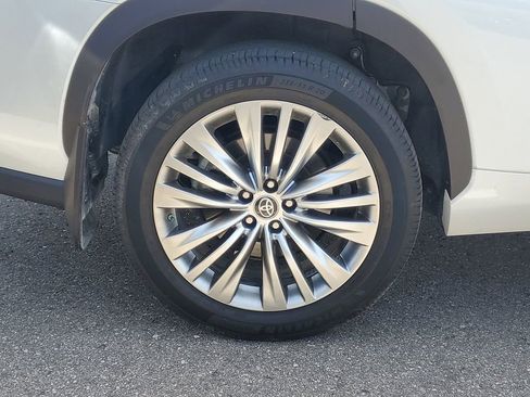 Used 2022 Toyota Highlander Platinum AWD/4WD image 5