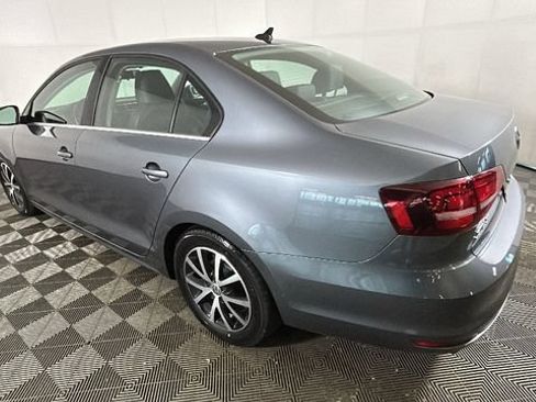 Used 2017 Volkswagen Jetta SE FWD image 4
