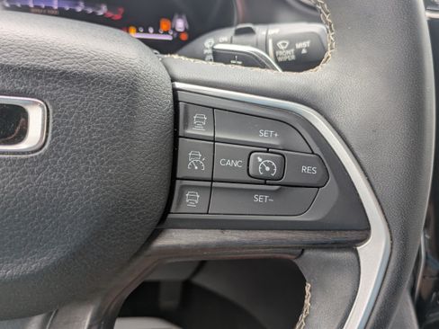 Used 2023 Jeep Grand Cherokee Limited AWD/4WD image 17