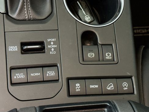 Used 2022 Toyota Highlander XLE AWD/4WD image 10