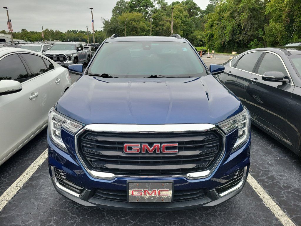 Used 2022 GMC Terrain SLE w/ Driver Convenience Package FWD image 2