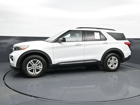 Used 2023 Ford Explorer XLT w/ Equipment Group 202A AWD/4WD image 4