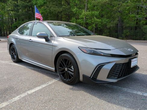 Used 2025 Toyota Camry SE w/ Convenience Package FWD image 2