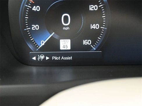 Used 2022 Volvo XC90 T6 Momentum w/ Advanced Package image 28