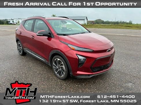 Used 2022 Chevrolet Bolt EUV Premier w/ Sun & Sound Package FWD image 2