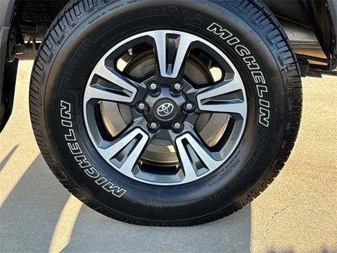 Used 2018 Toyota Tacoma TRD Sport w/ Technology Package image 9