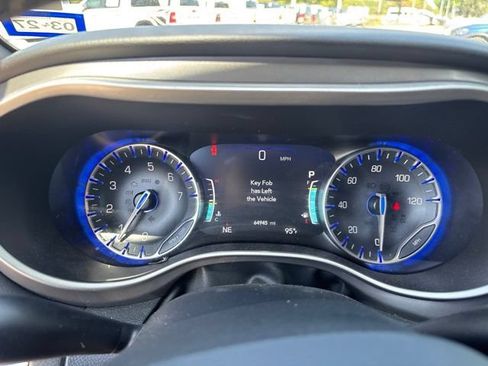 Used 2025 Chrysler Pacifica Select FWD image 18