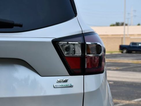 Used 2017 Ford Escape SE w/ SE Sport Appearance Package FWD image 9