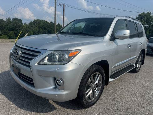 Used 2015 Lexus LX 570 4WD w/ Luxury Package image 4