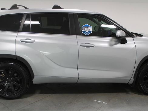 Used 2023 Toyota Highlander LE image 11