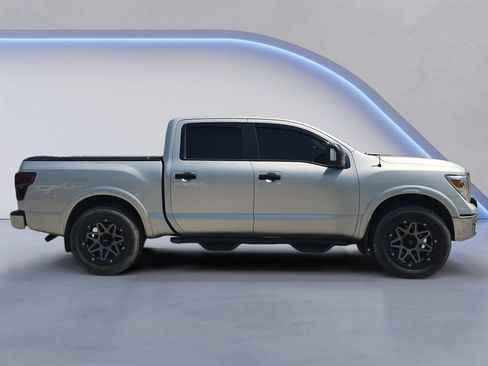 Used 2018 Nissan Titan SV w/ SV Convenience Package AWD/4WD image 8