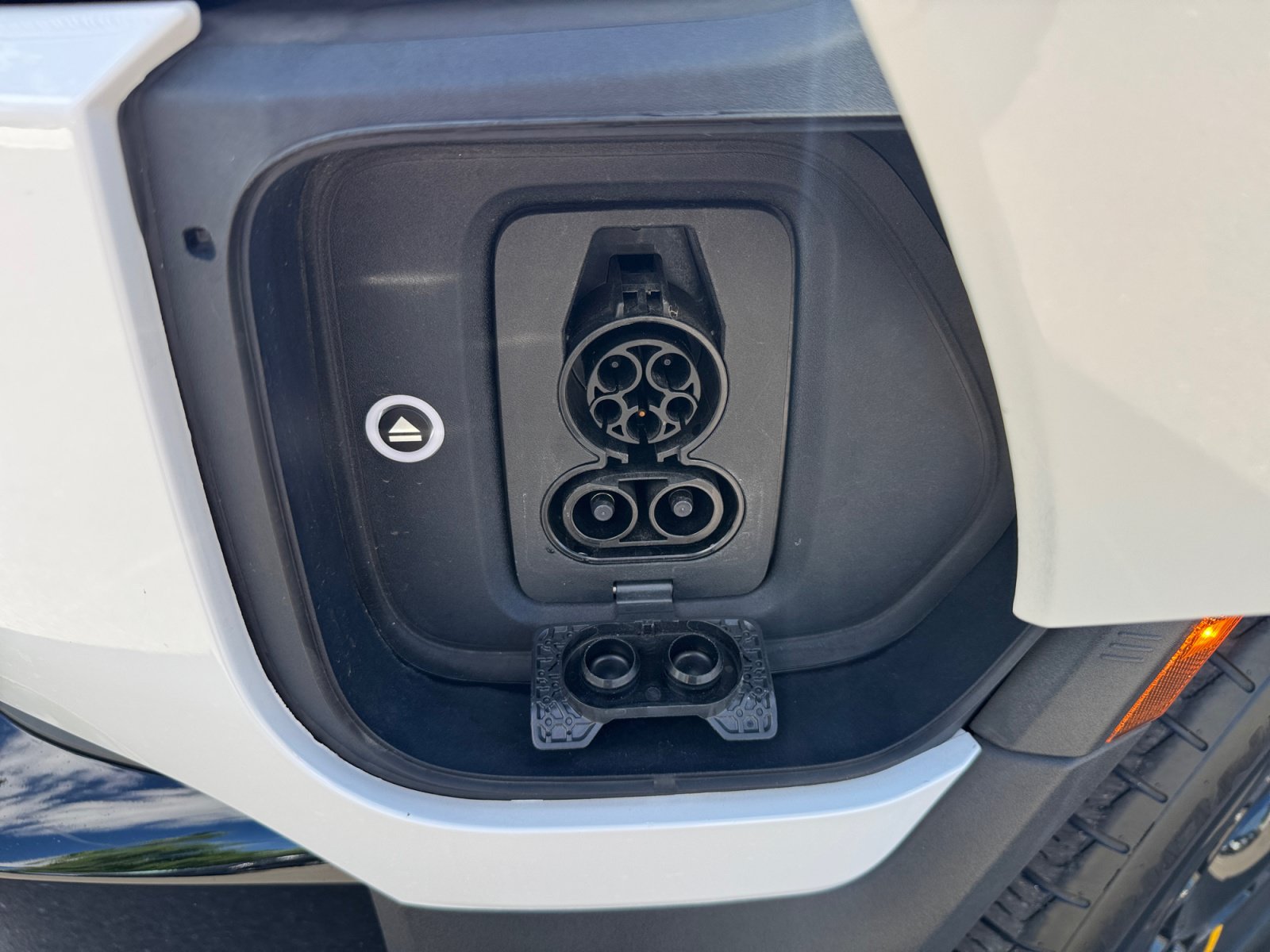 Used 2025 Rivian R1S Adventure Dual AWD/4WD image 30