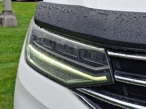 Used 2022 Volkswagen Tiguan SE AWD/4WD image 9