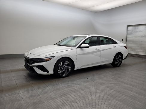 Used 2025 Hyundai Elantra SEL FWD image 2