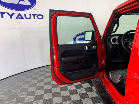 Used 2025 Jeep Wrangler Unlimited Sahara AWD/4WD image 13
