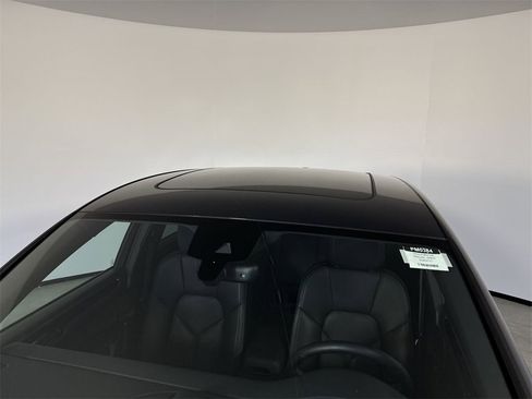 Certified 2025 Porsche Macan image 17