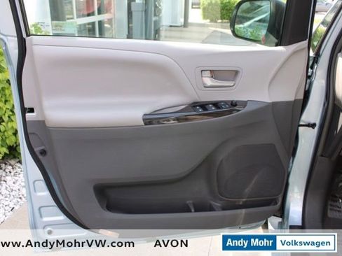 Used 2015 Toyota Sienna XLE FWD image 18