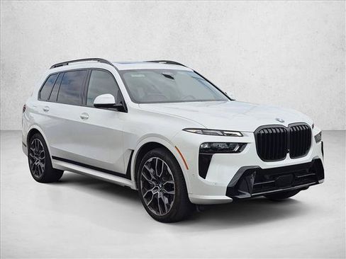 Used 2024 BMW X7 xDrive40i w/ M Sport Package AWD/4WD image 3