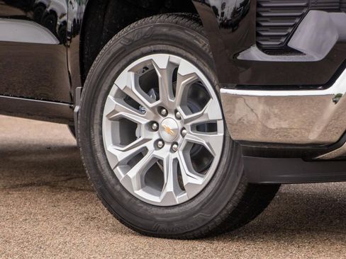 Used 2025 Chevrolet Silverado 1500 LTZ AWD/4WD image 2