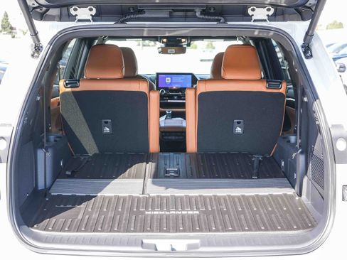 New 2026 Toyota Highlander Platinum AWD/4WD image 13