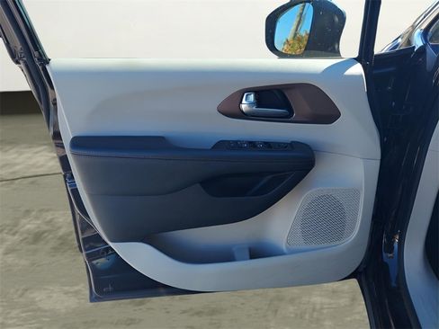 Used 2017 Chrysler Pacifica Touring-L Plus w/ Advanced Safetytec Group image 23