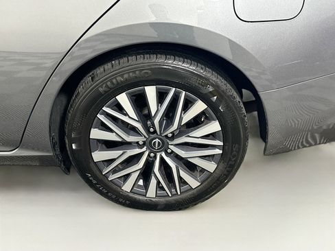 Used 2025 Nissan Altima 2.5 SV image 11