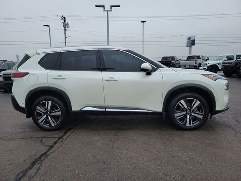 Used 2021 Nissan Rogue Platinum image 3