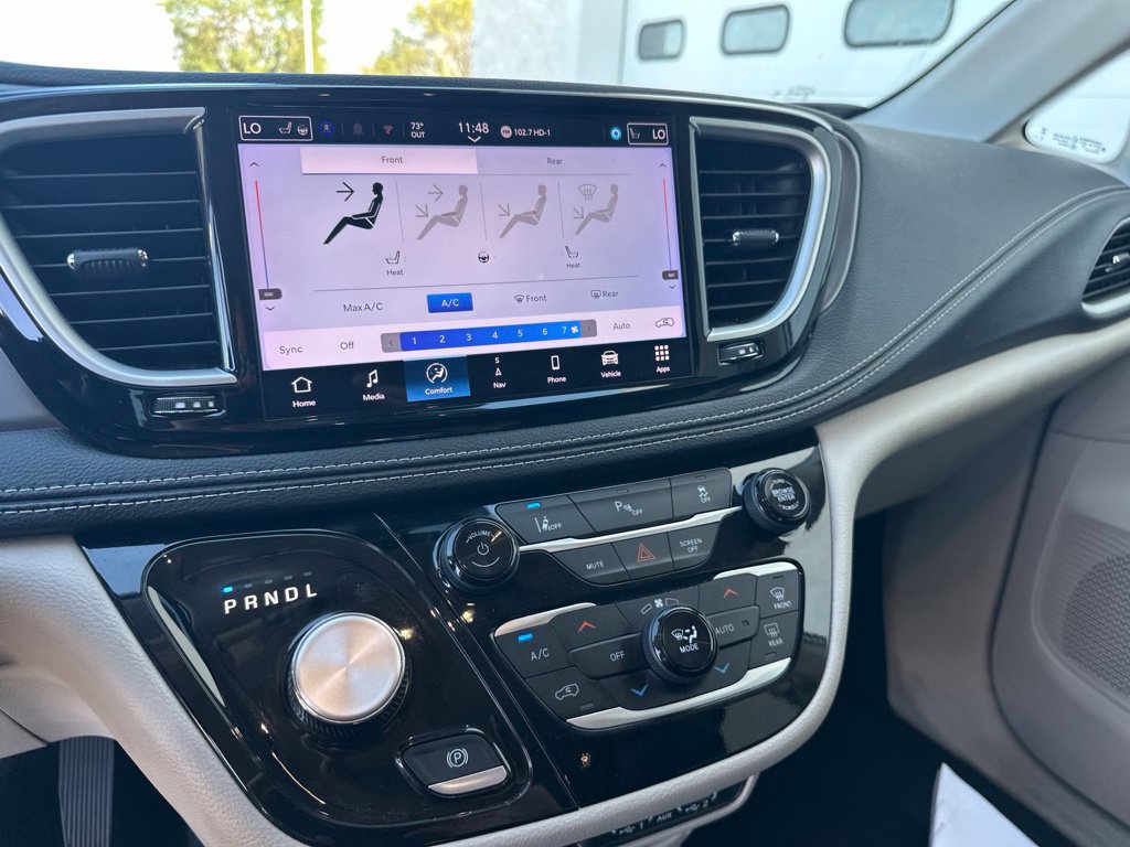 Used 2024 Chrysler Pacifica Limited FWD image 15