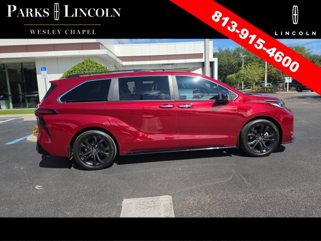 Used 2024 Toyota Sienna XSE w/ XSE Plus Package FWD image 3