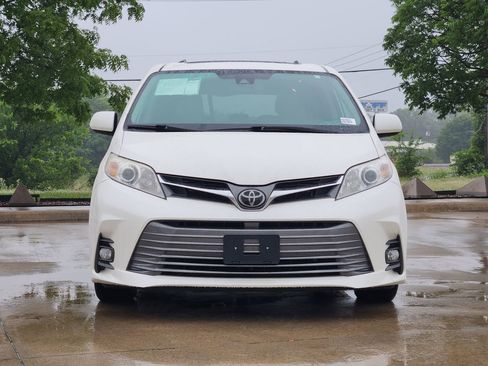 Used 2020 Toyota Sienna XLE Premium FWD image 2