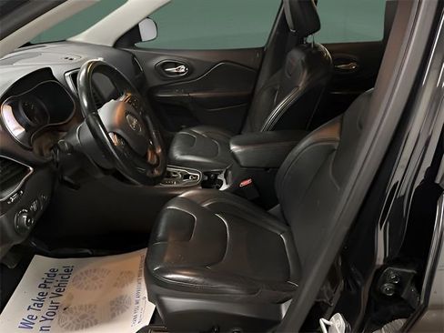 Used 2019 Jeep Cherokee Trailhawk image 28