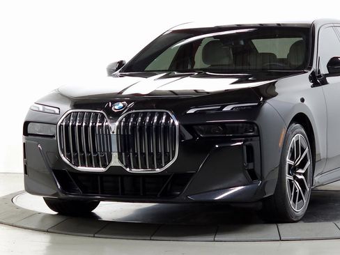 Used 2025 BMW 760i xDrive w/ Premium Package image 3