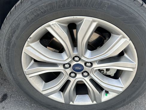 Used 2019 Ford Edge Titanium w/ Equipment Group 301A AWD/4WD image 16