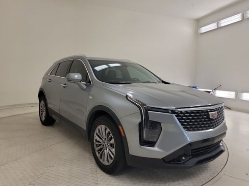 Used 2024 Cadillac XT4 Premium Luxury w/ Cold Weather Package FWD image 5