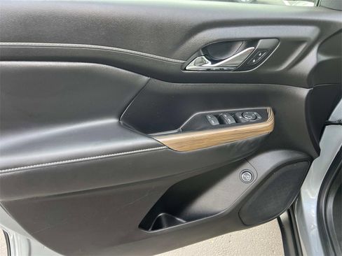 Certified 2023 GMC Acadia SLE w/ Driver Convenience Package image 15